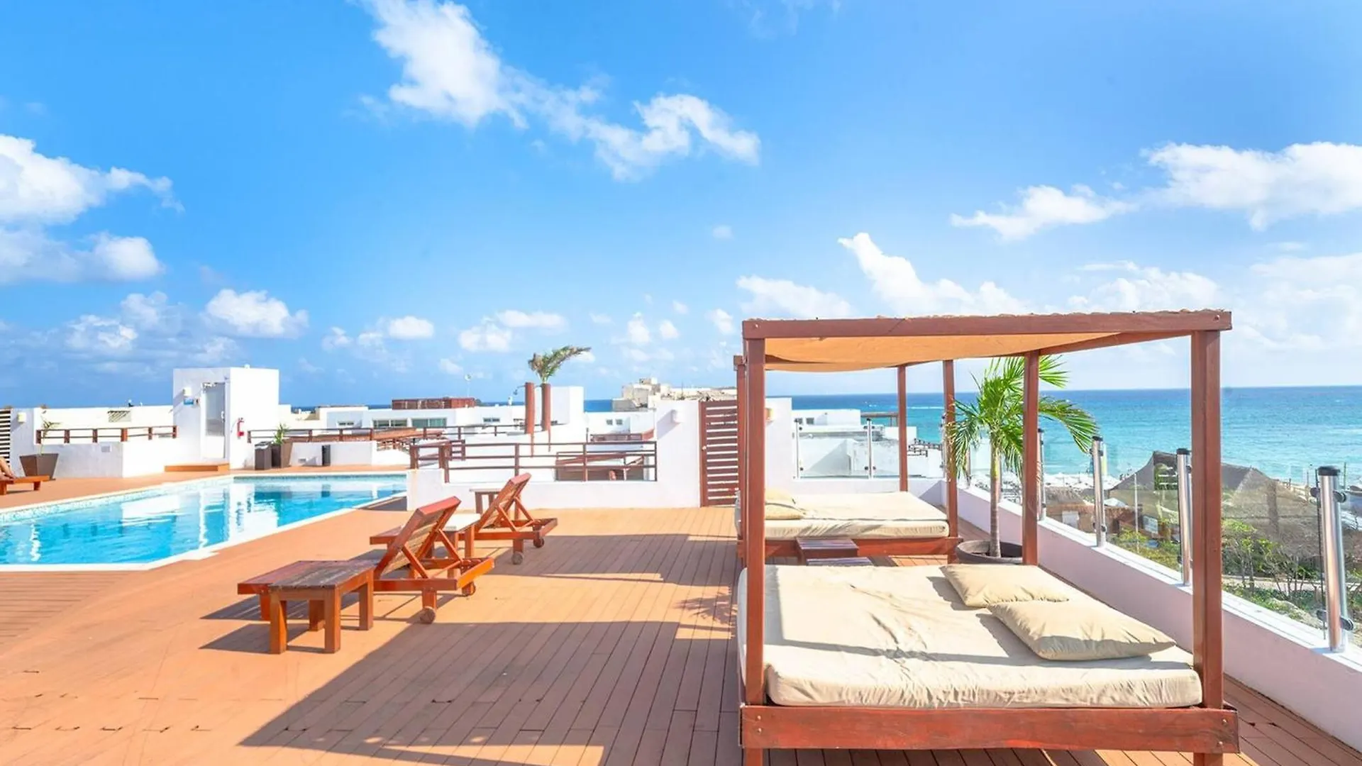 Beachside Condo With 2 Bedroom Rooftop, Pool - At Casa Del Mar, Condo Clara Playa del Carmen Feriehus